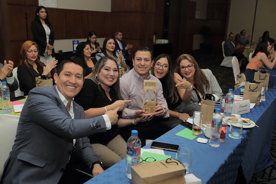 Corporación Favorita está comprometida con el crecimiento conjunto y la creación de valor para sus colaboradores Corporación Favorita está comprometida con el crecimiento conjunto y la creación de valor para sus colaboradores