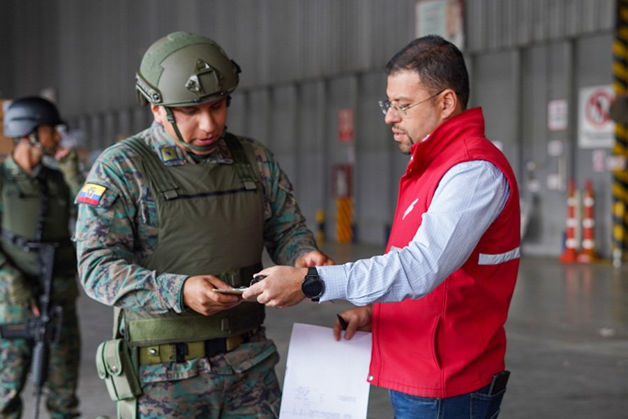 Corporación Favorita apoyó a las Fuerzas del Orden con una donación de más de 20mil raciones de agua y alimento Corporación Favorita apoyó a las Fuerzas del Orden con una donación de más de 20mil raciones de agua y alimento