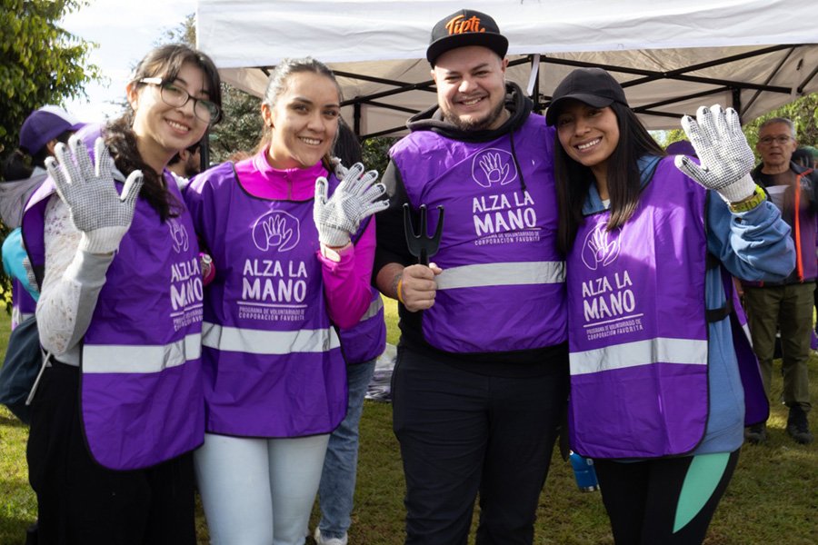 Voluntariado "Alza la Mano" se unió a la reforestación en el Valle de los chillos Voluntariado "Alza la Mano" se unió a la reforestación en el Valle de los chillos