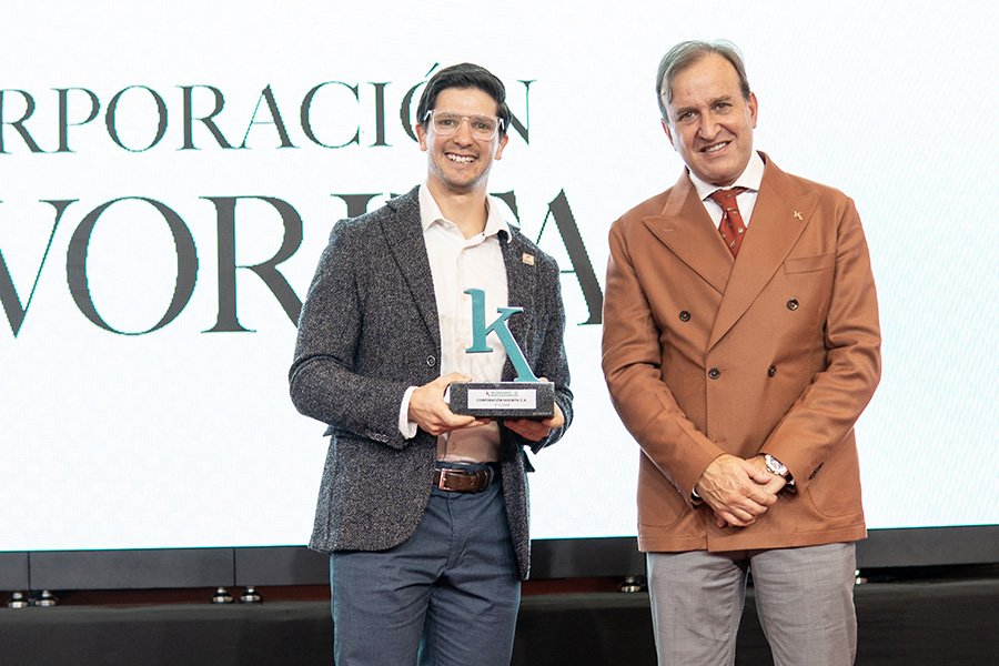 Corporación Favorita: Comprometidos con Nuestra Gente y la Sostenibilidad Corporación Favorita: Comprometidos con Nuestra Gente y la Sostenibilidad