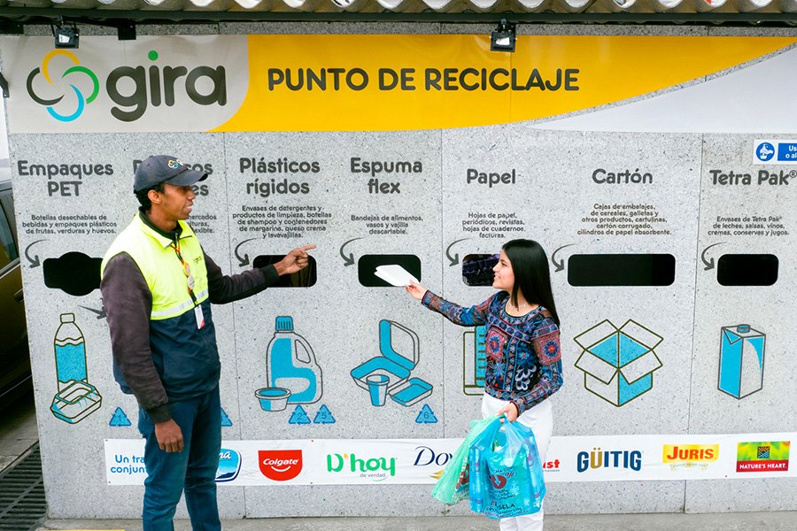 Corporación Favorita: Comprometidos con Nuestra Gente y la Sostenibilidad Corporación Favorita: Comprometidos con Nuestra Gente y la Sostenibilidad